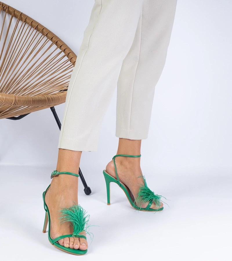 UR/CEO Green high-heeled sandals with feathers Arisat