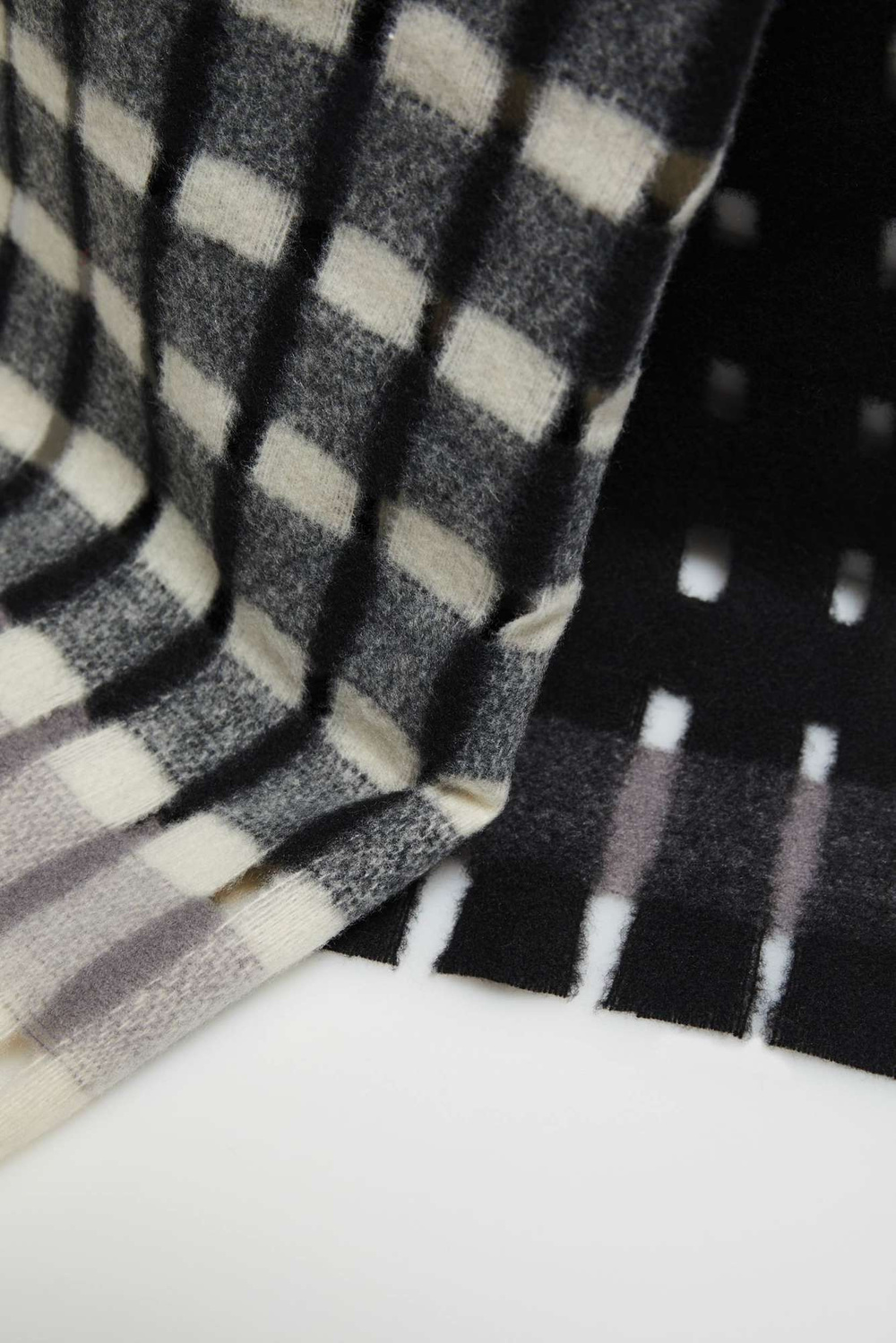 Marisse Black Checkered Scarf