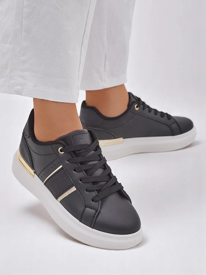 Resti Womens sports sneakers on a thicker sole Montanas