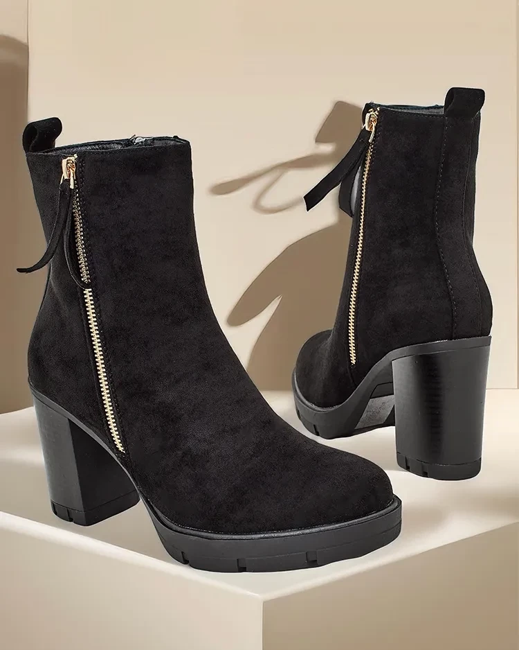 Resti Women&#039;s ankle boots on a post Igges