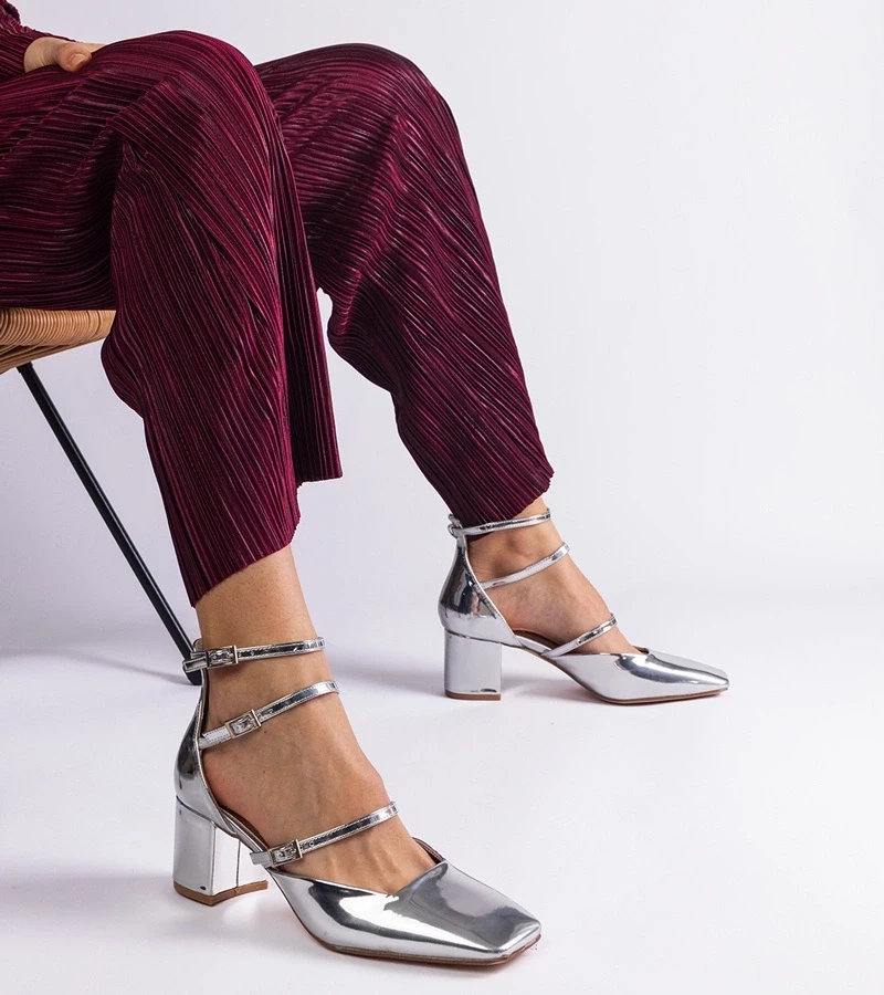 Gemre Pantofi argintii lacuiți pe toc gros cu catarame Kamola