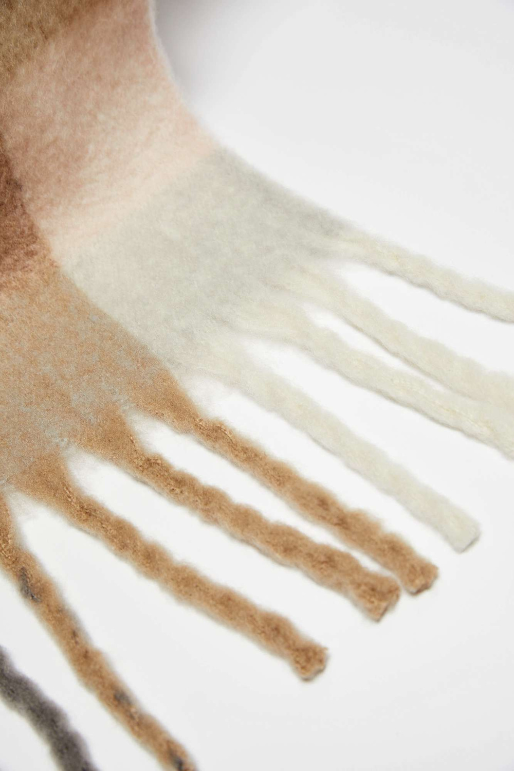 Marisse A warm scarf with a delicate pattern