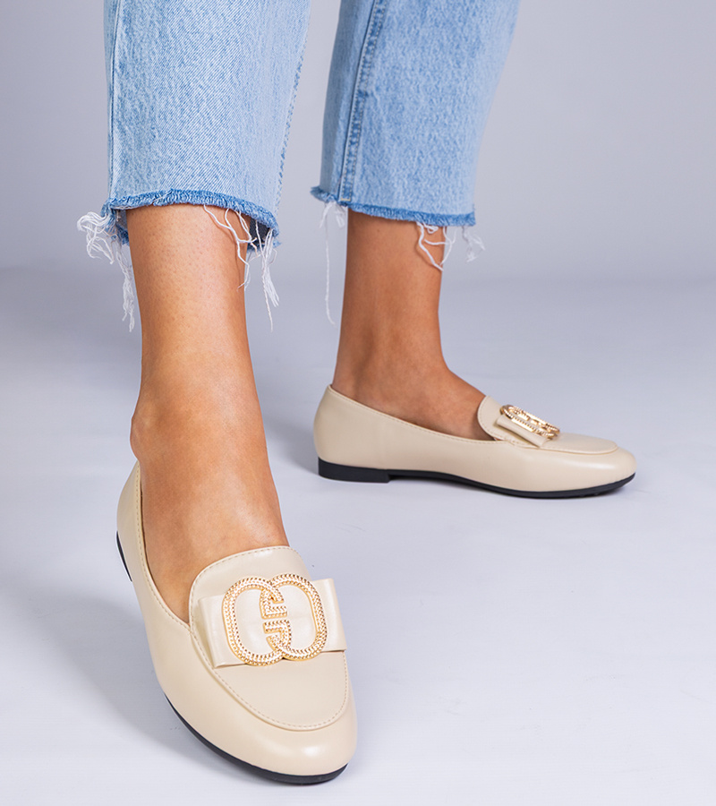 Gemre Black sandals with embroidered straps on a platform Jenisej