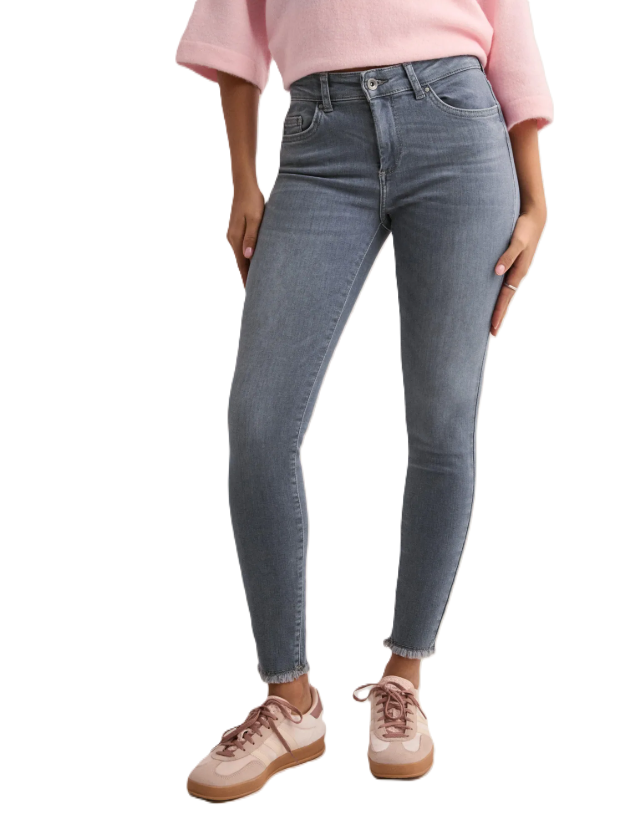 Само дамски тесни дънки