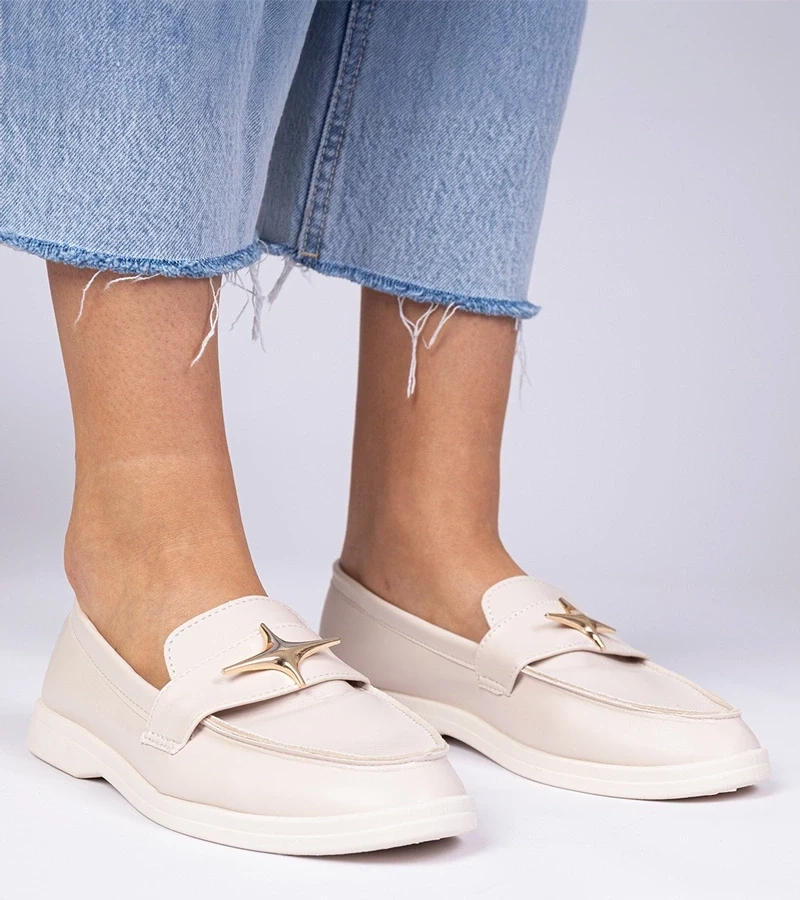 Gemre Mocasini bej pentru femei cu ornament auriu Senna