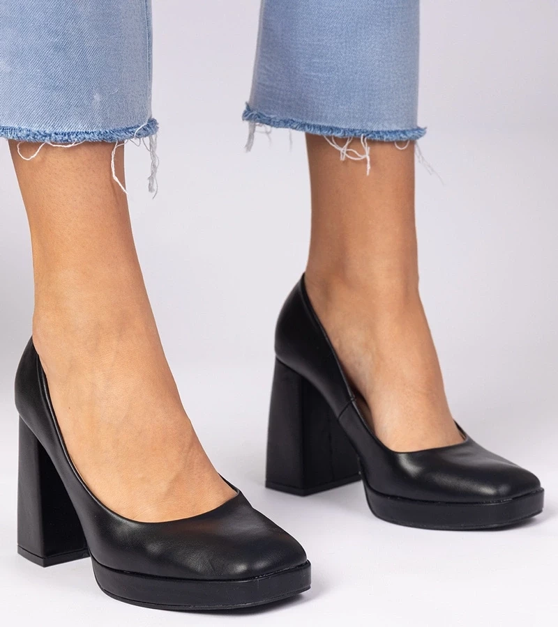 marka niezdefiniowana Black square-toe pumps on a massive heel Irenois