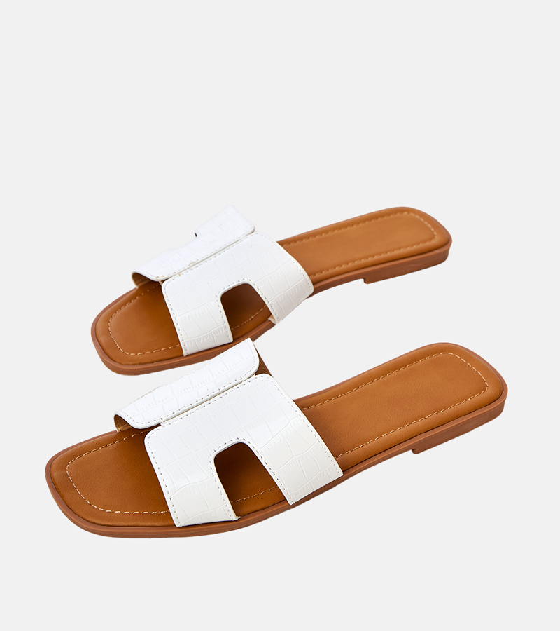 marka niezdefiniowana White flat-soled slippers with Sarini embossing