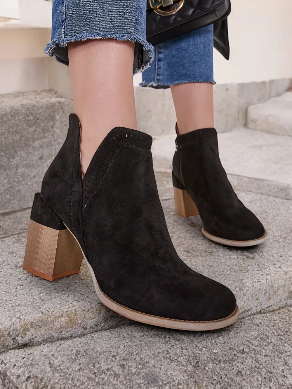 Resti Women's ankle boots on a post Vettot