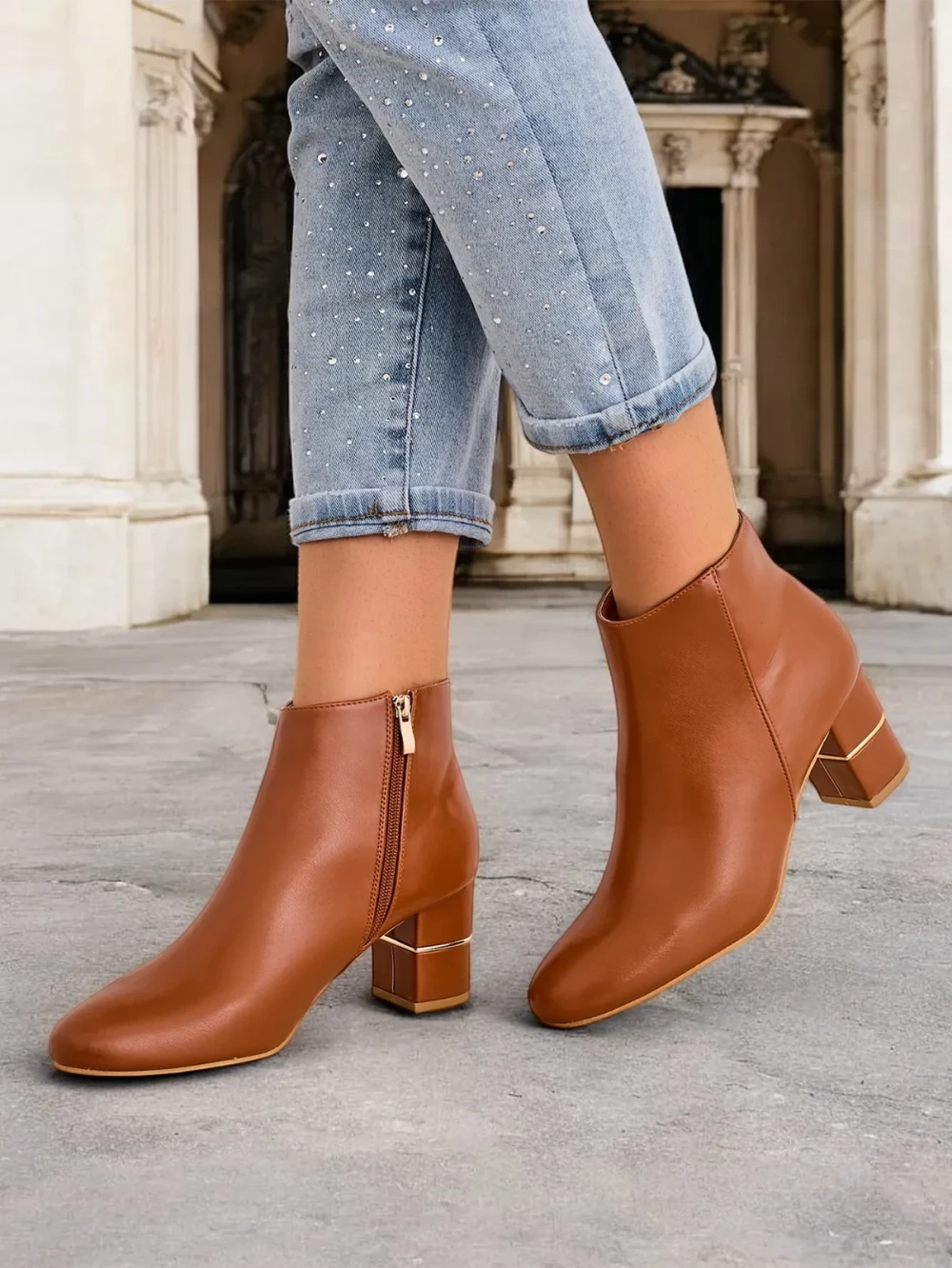 Resti Women's ankle boots on a post Afennor
