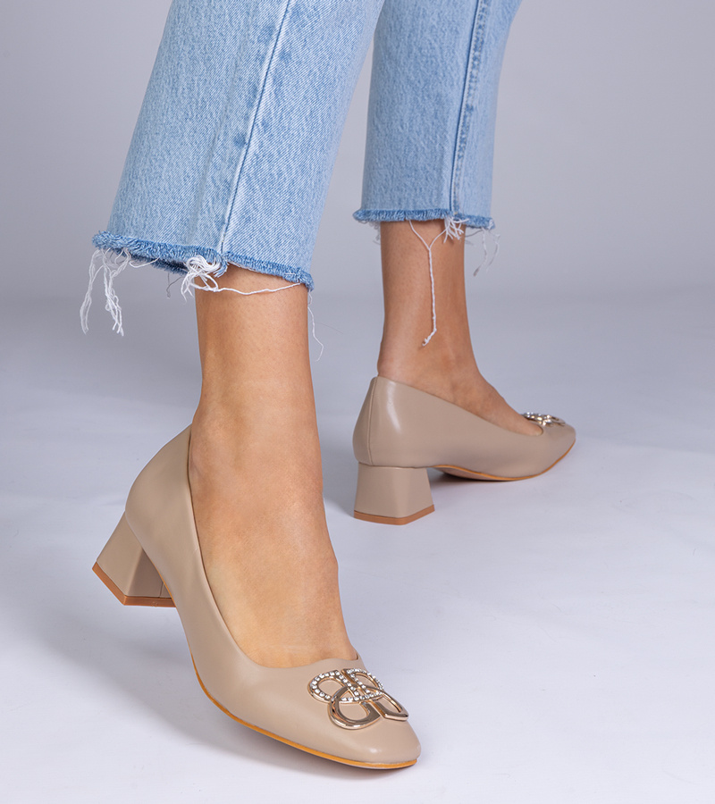 marka niezdefiniowana Brown low heel pumps with rhinestones Cahes
