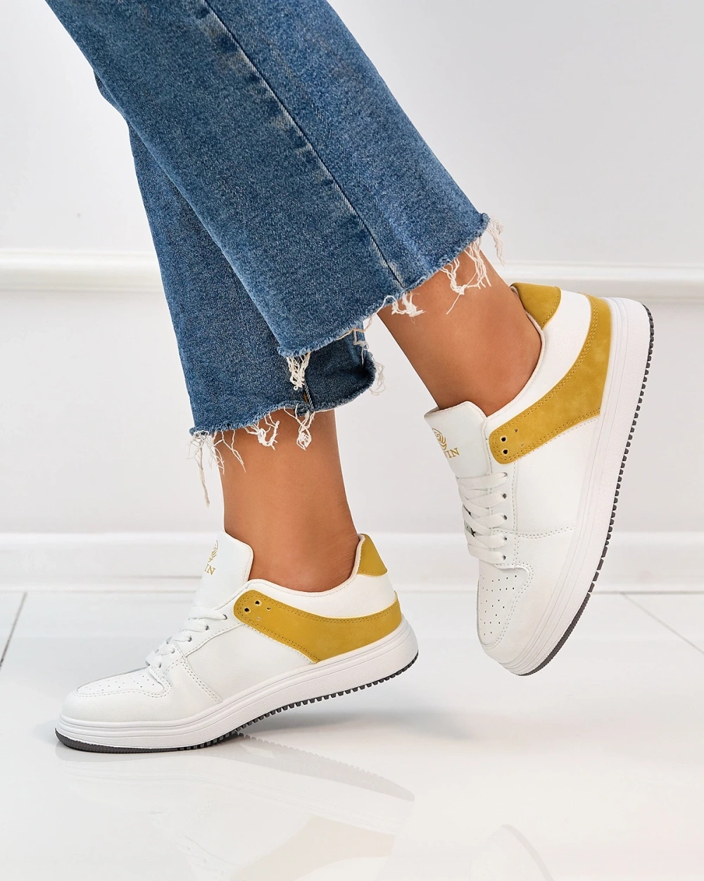 Resti Mustard white women&#039;s sports shoes Elevace