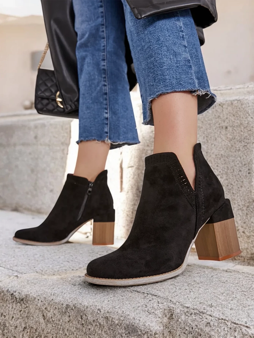 Resti Women's ankle boots on a post Vettot