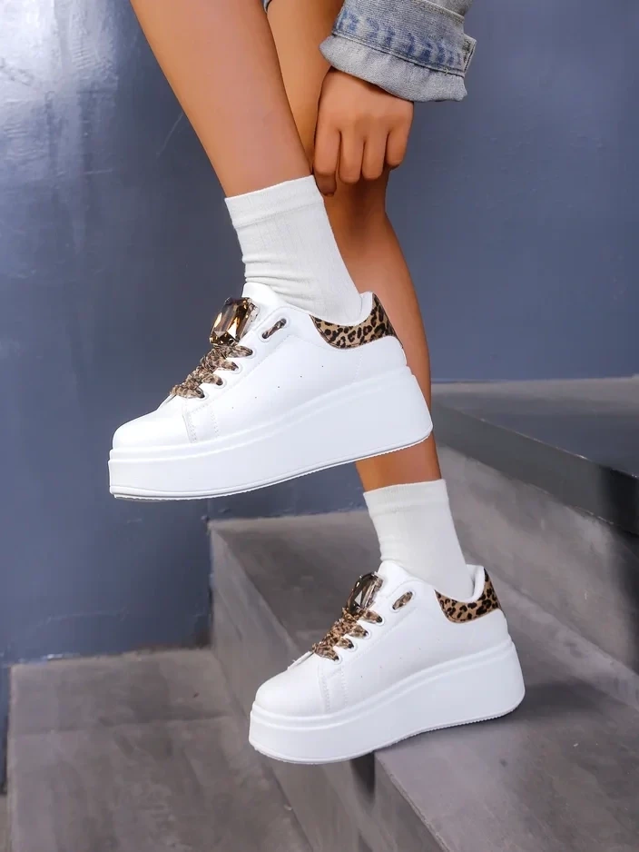 Resti Women's sports sneakers on a platform Safirrat