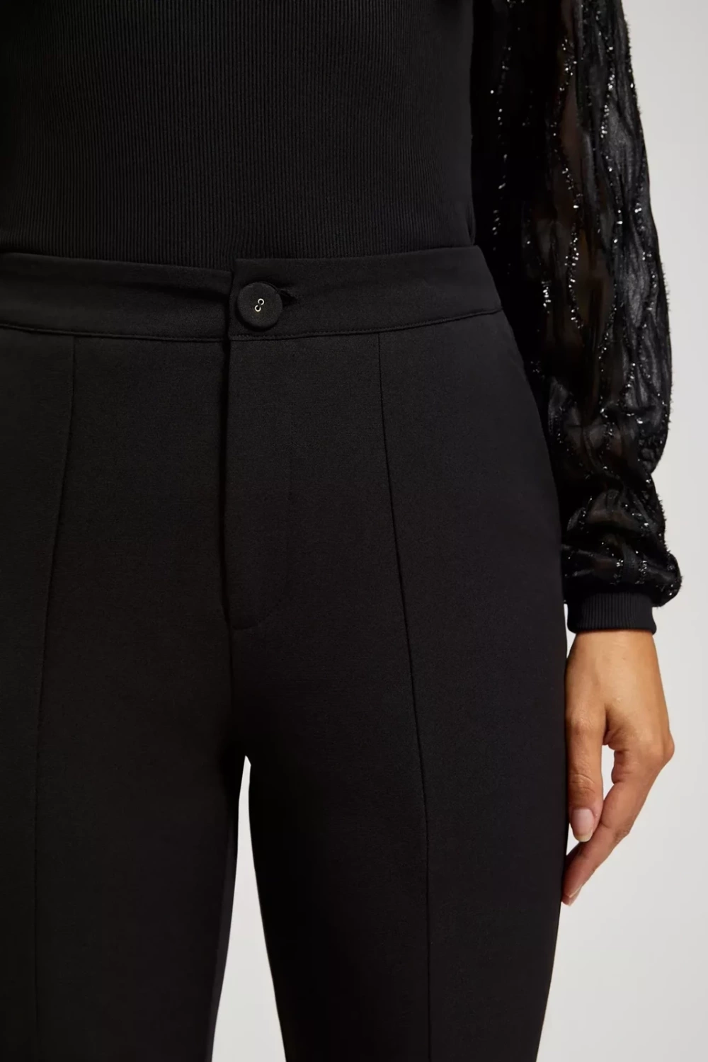 Wrinkled trousers with slit