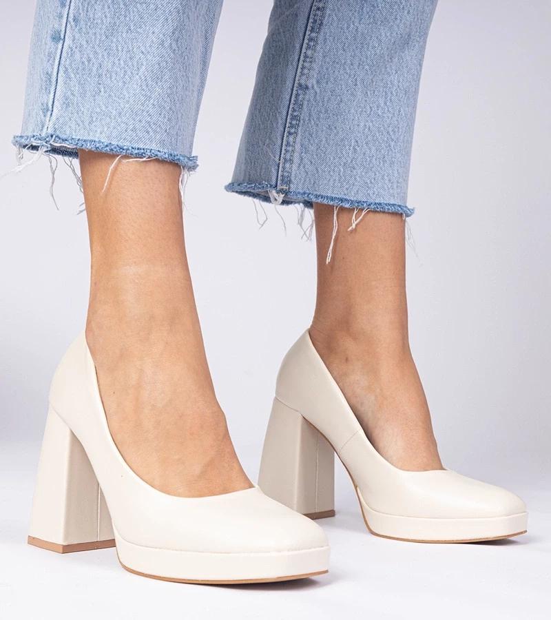 marka niezdefiniowana Beige square-toe pumps on a massive heel Irenois