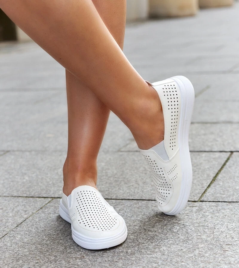 Gemre Teniși Dafina perforați, de culoare bej, care se încalță fără șireturi