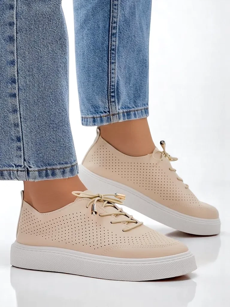 Resti Womens perforated laced sports shoes Vaned