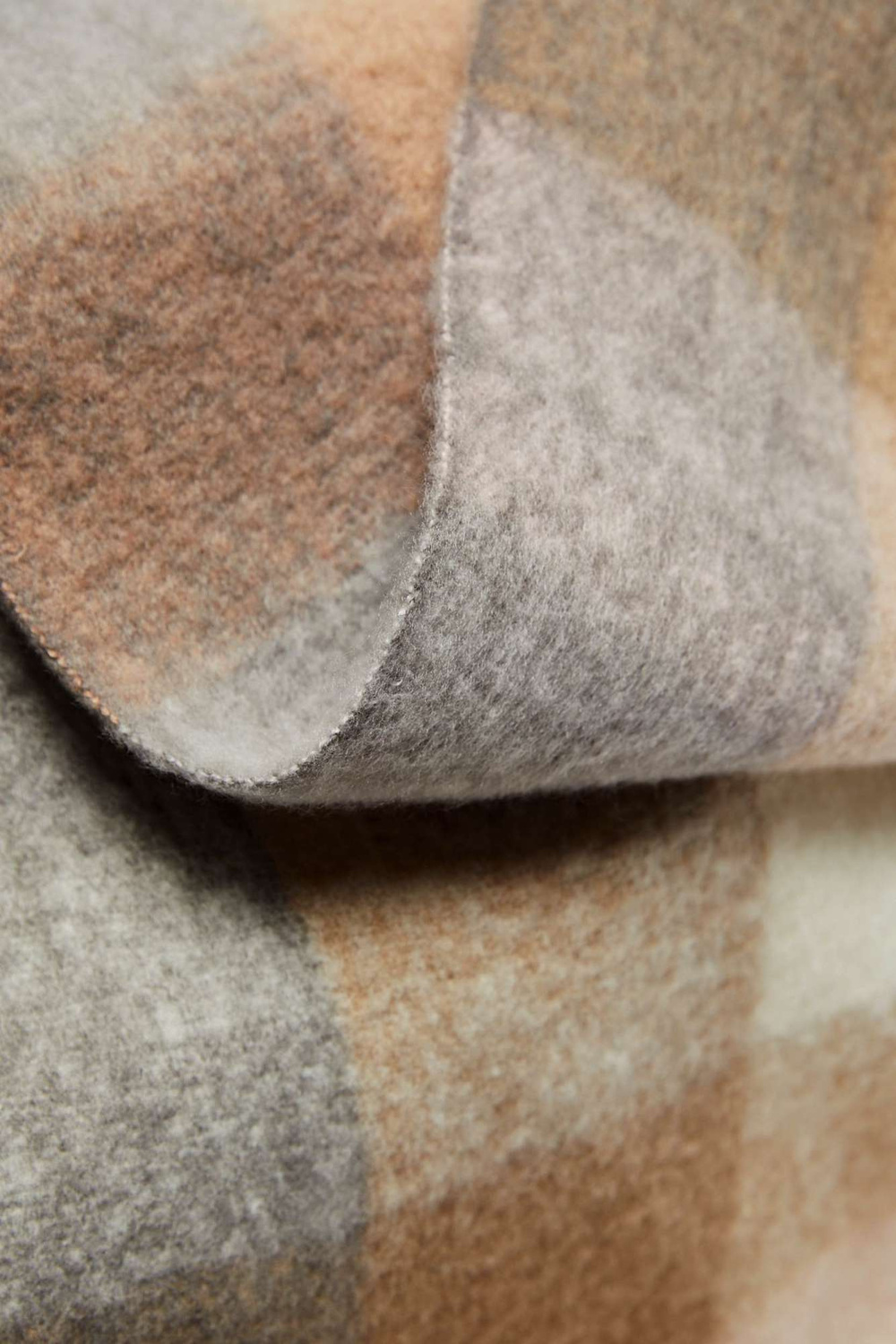 Marisse A warm scarf with a delicate pattern