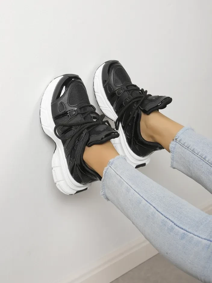 Resti Women&#039;s sporty sneakers on a thicker sole Loness