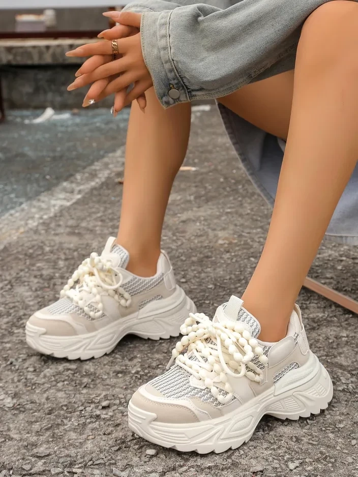 Resti Women&#039;s sporty sneakers on a thicker sole Loness
