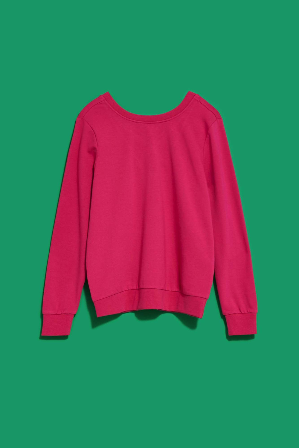 Sweatshirt with a neckline on the back