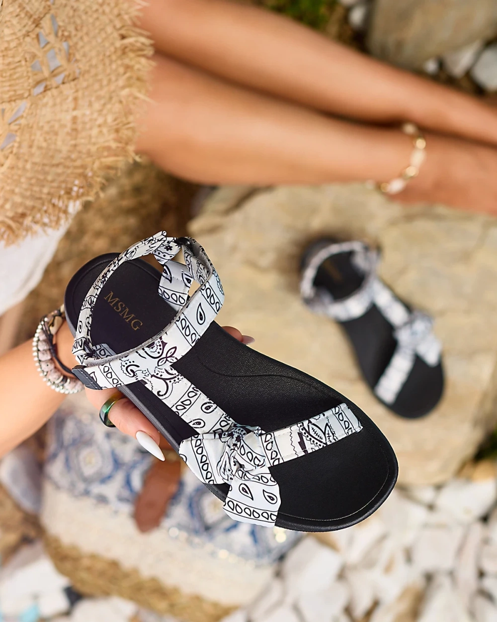 Resti White and black women&#039;s sandals with bow Oyall