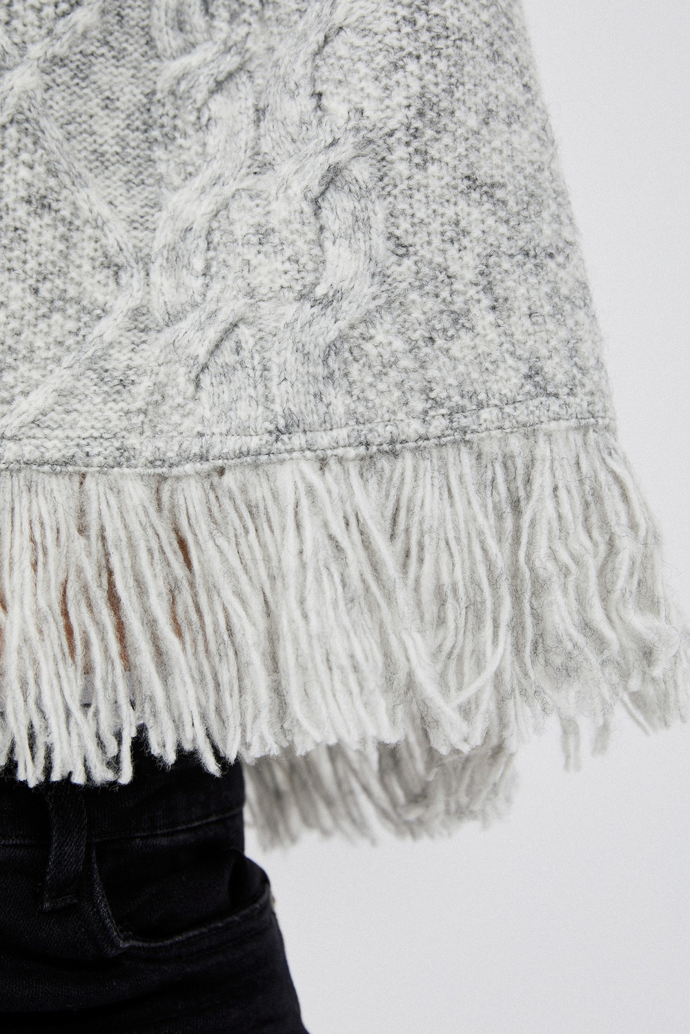 Pulover pe gât cu franjuri