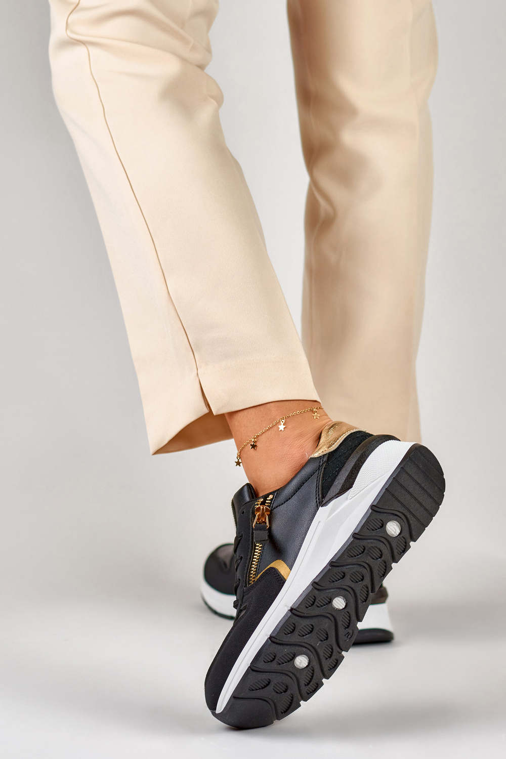 primohurt Czarne buty sportowe damskie ze złotym zamkiem