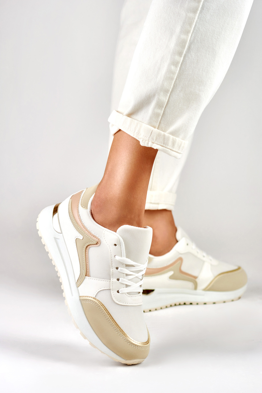 primohurt Sneakersy damskie ze złotym dodatkiem