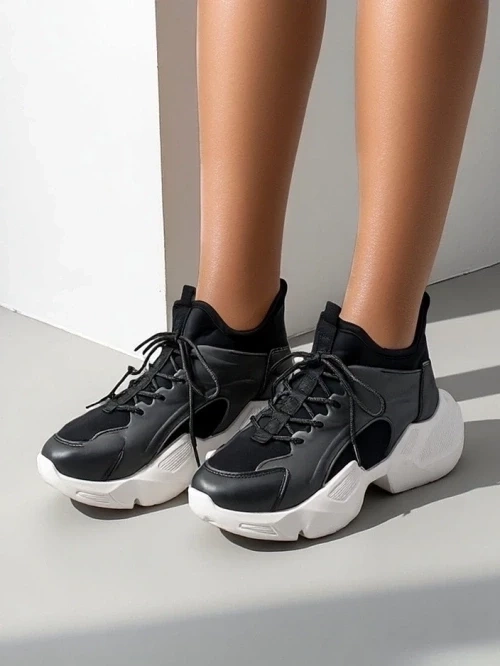 Resti Women&#039;s sporty sneakers on a thicker sole Vivers