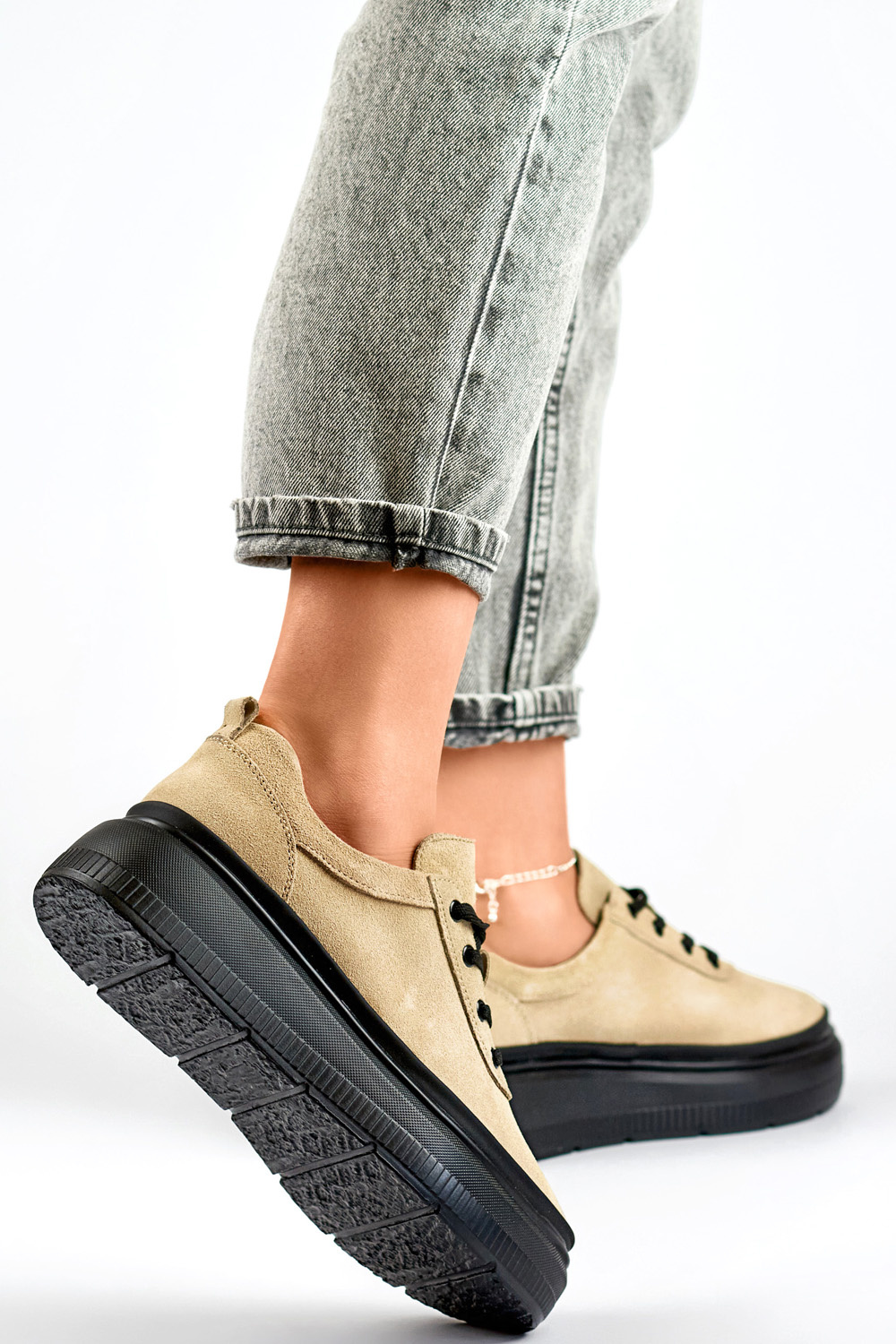 primohurt Skórzane beżowe sneakersy damskie z czarną podeszwą