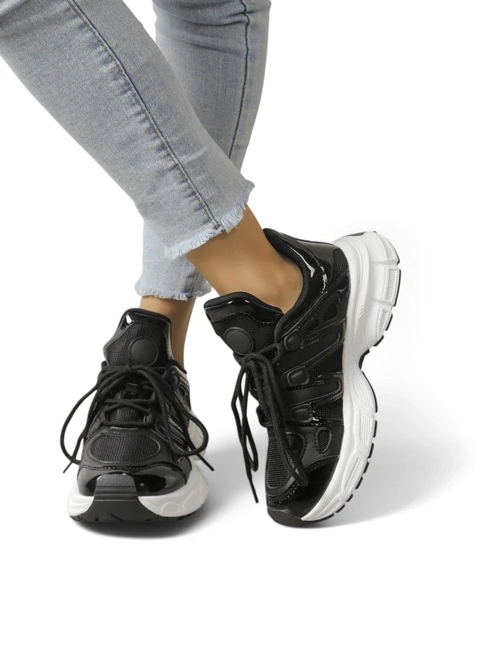 Resti Women&#039;s sporty sneakers on a thicker sole Loness