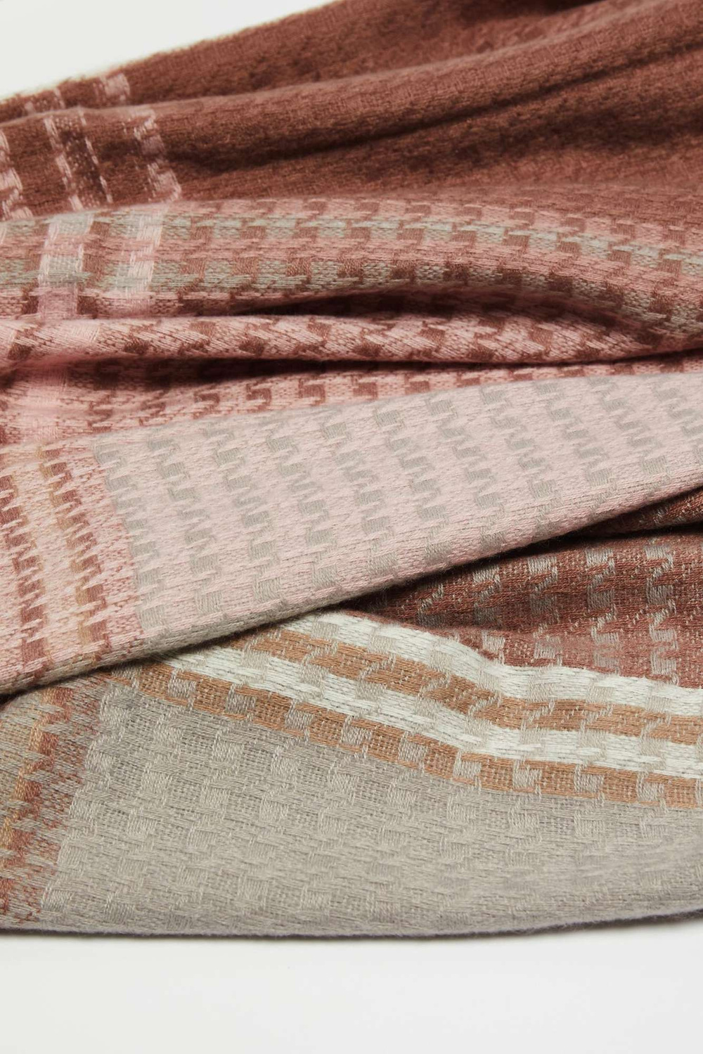 Marisse Scarf with a fine check with a decorative thread