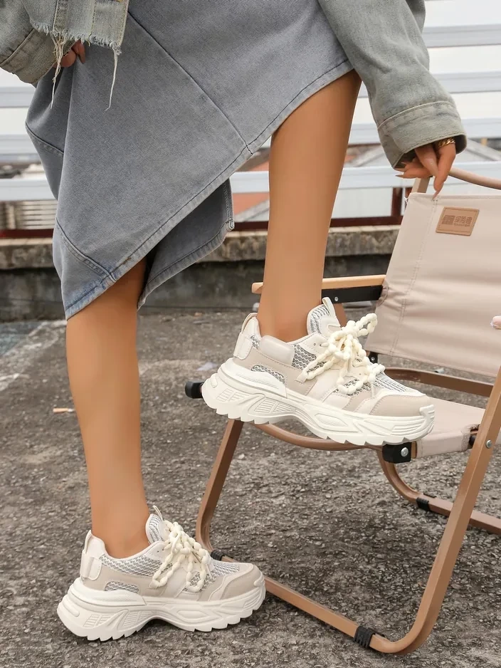 Resti Women&#039;s sporty sneakers on a thicker sole Loness