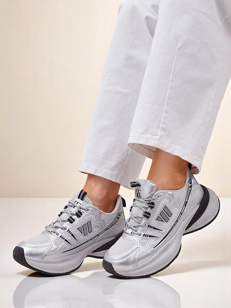 Resti Women's sporty sneakers on a thicker sole Roality