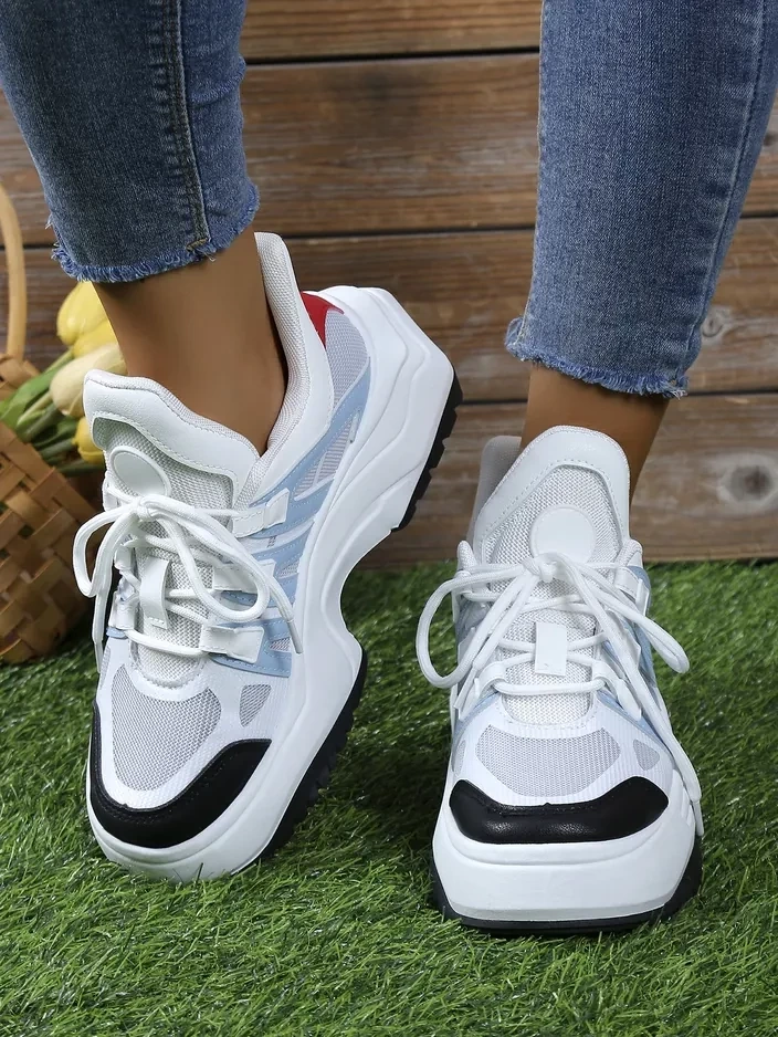 Resti Women's sporty sneakers on a thicker sole Loness