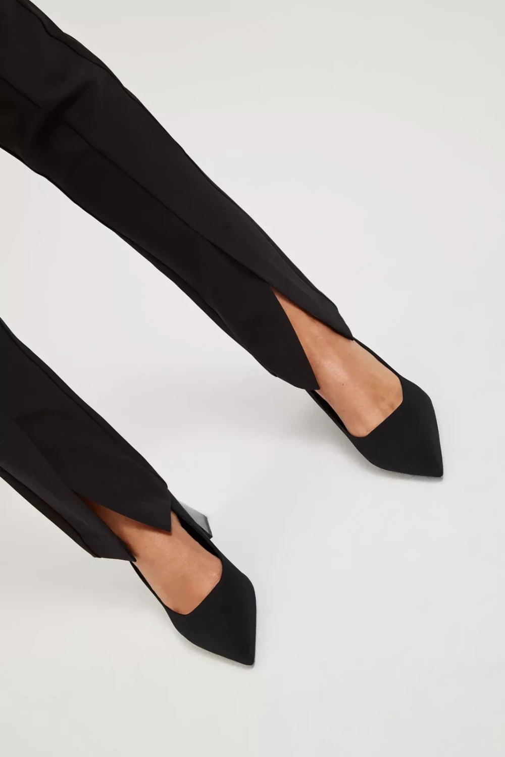 Wrinkled trousers with slit