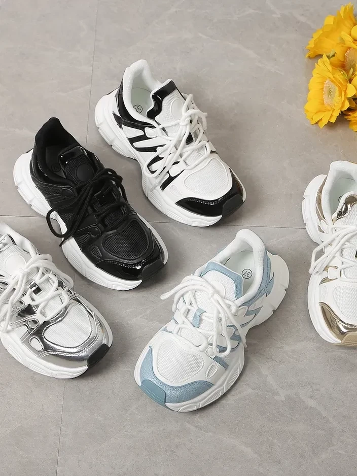 Resti Women's sporty sneakers on a thicker sole Loness