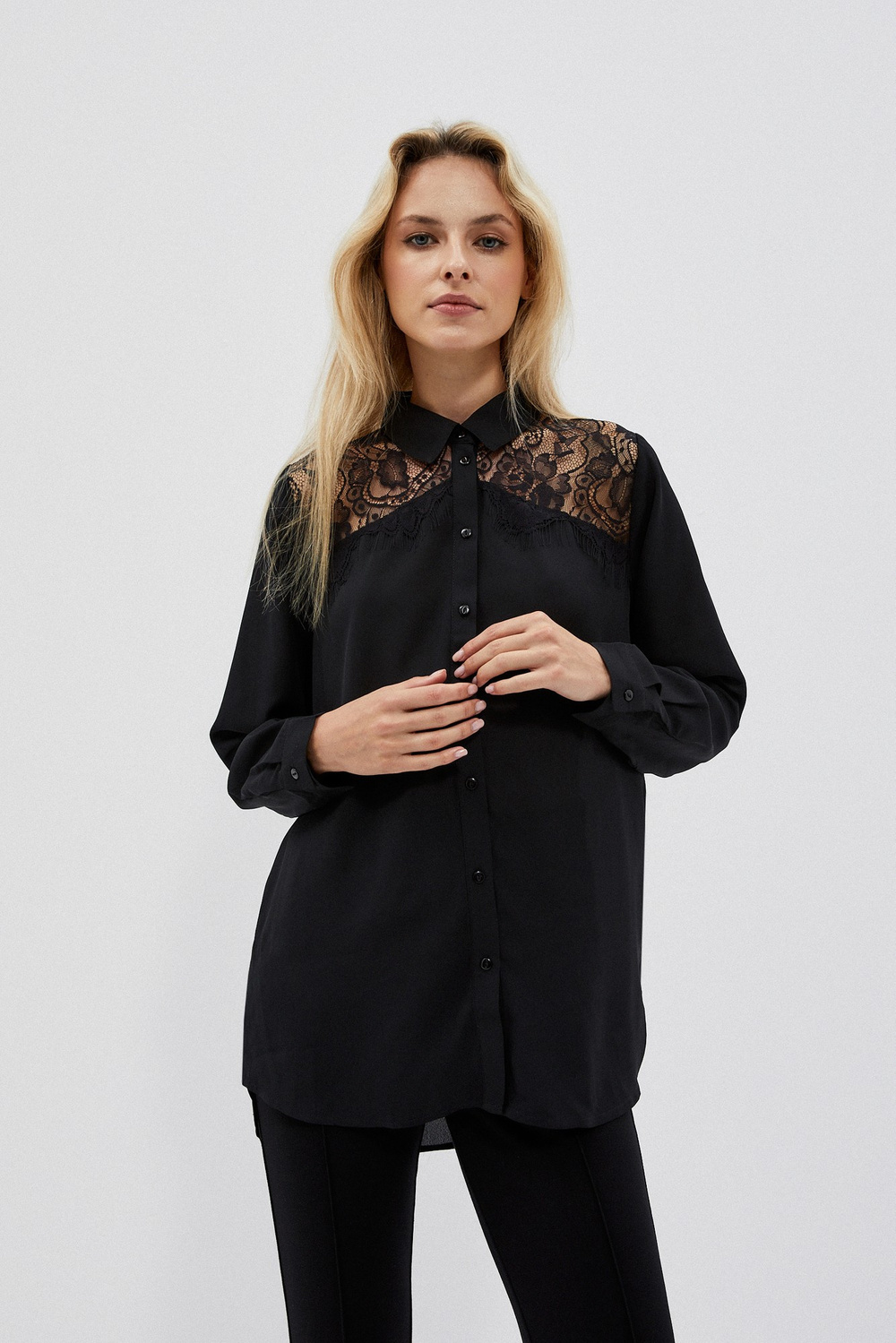 Shirt with lace on the shoulders