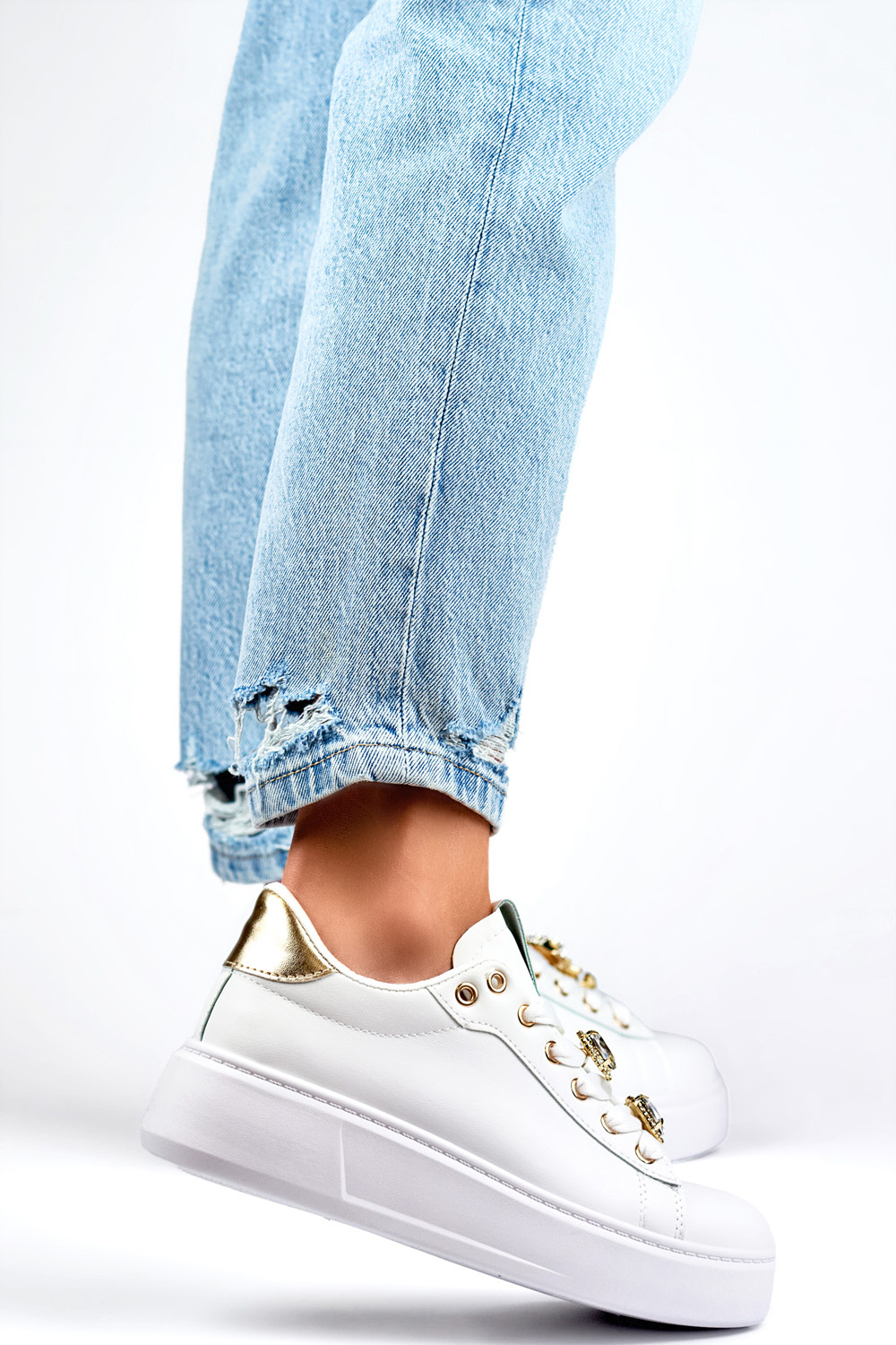 primohurt Białe modne sneakersy damskie z ozdobami na sznurówkach sneakersy z misiem