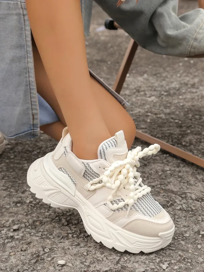 Resti Women&#039;s sporty sneakers on a thicker sole Loness
