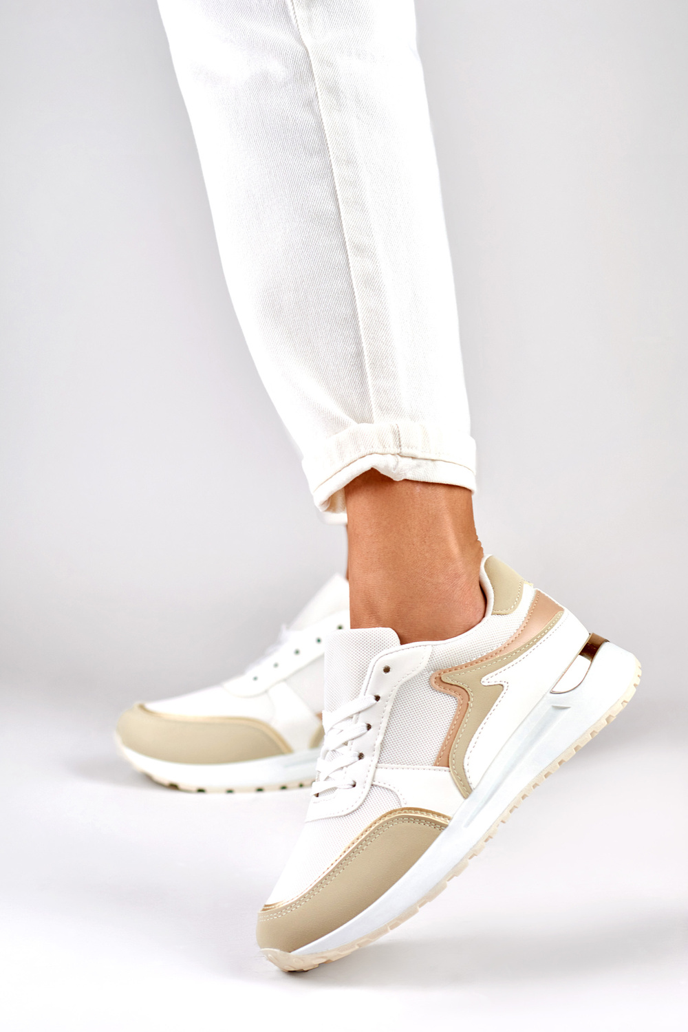 primohurt Sneakersy damskie ze złotym dodatkiem