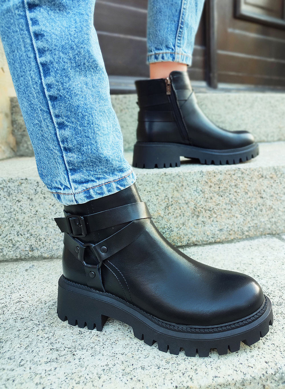 primohurt Czarne botki z ekoskóry damskie z czarnym zdobieniem Aline