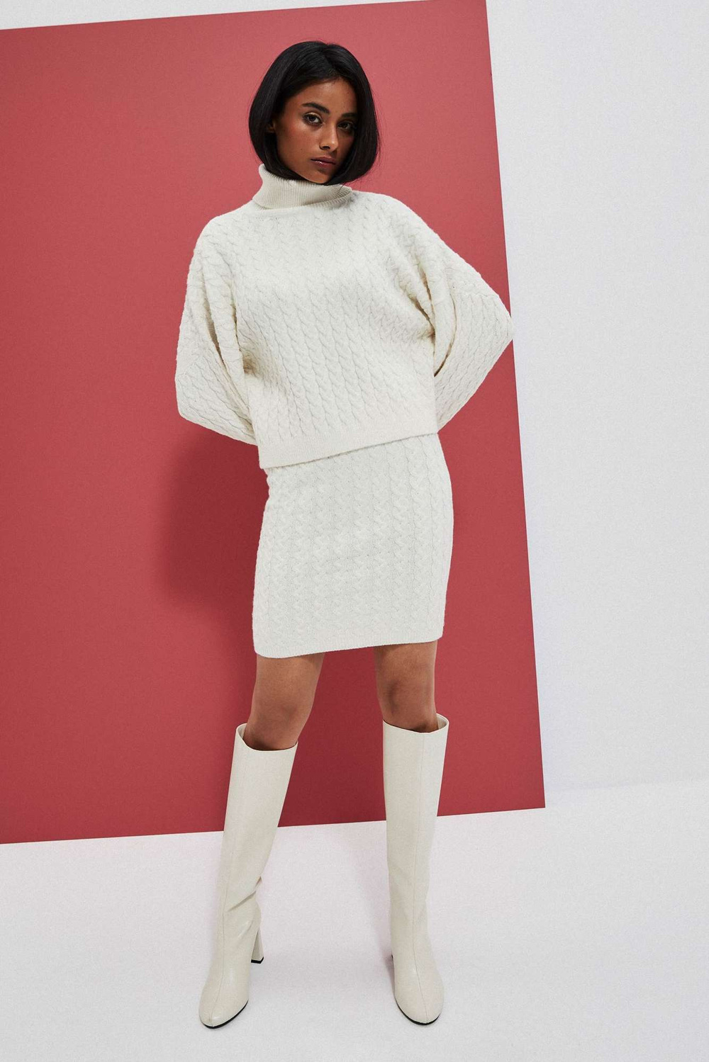 Skirt knitted with a cable