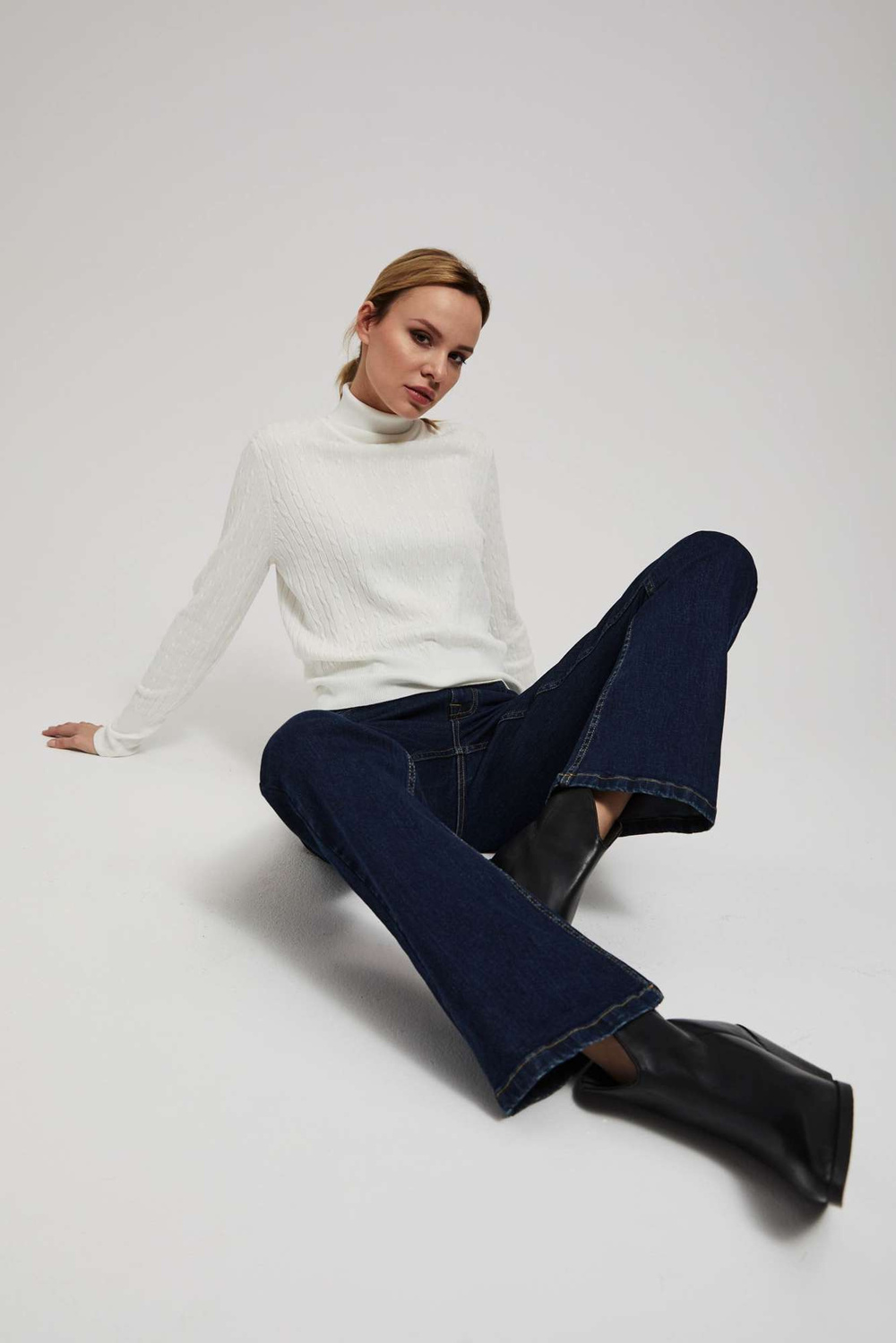 Blugi cu picioare largi