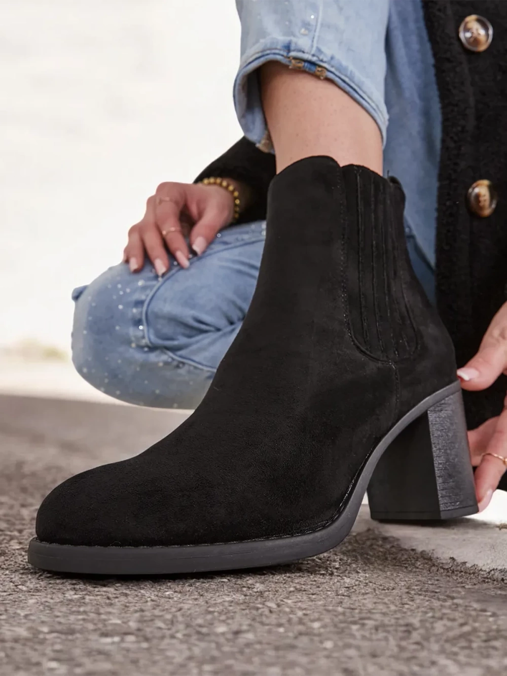 Resti women's boots on a post Tomino