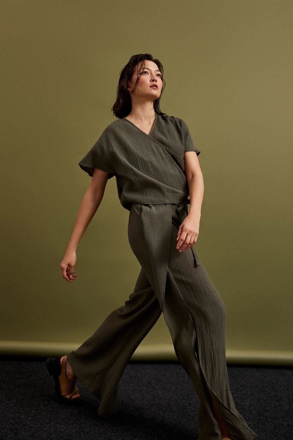 Women's wide trousers with elastic waistband MOODO - olive