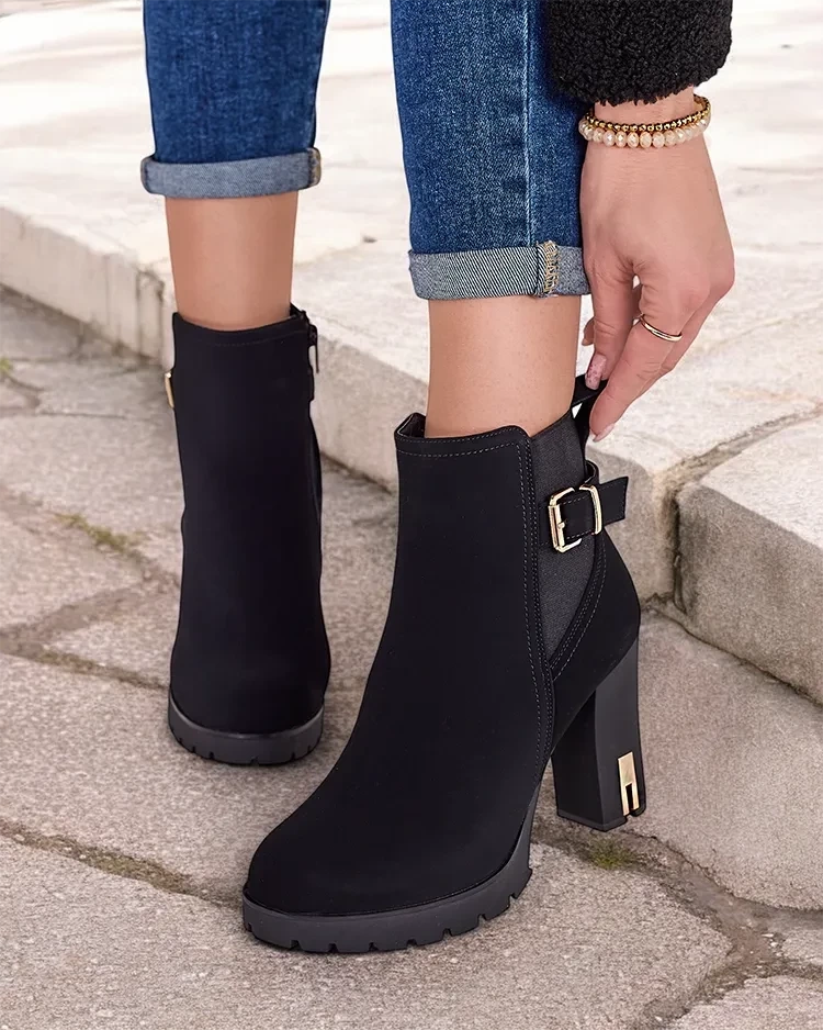 Resti Women&#039;s ankle boots on a post Axoll