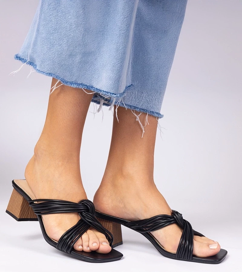 marka niezdefiniowana Black elegant mules on a block heel Lilea