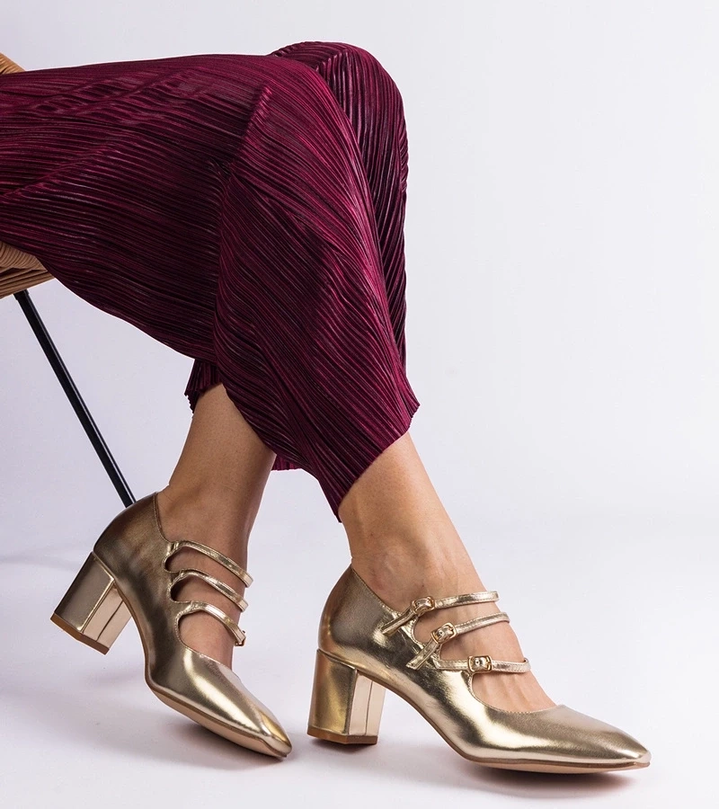 Gemre Pantofi aurii pe toc cu catarame decorative Izida